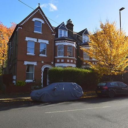 2 Bedroom Top Floor Flat, West Dulwich Free Street Parking Лондон Екстериор снимка