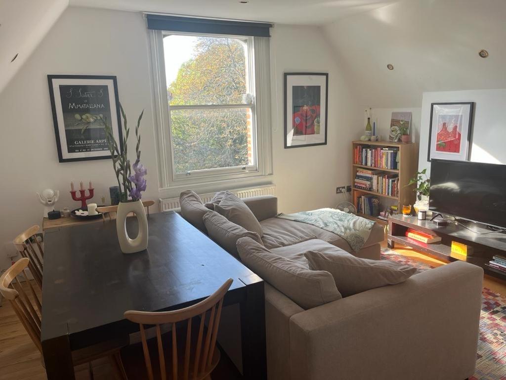 2 Bedroom Top Floor Flat, West Dulwich Free Street Parking Лондон Екстериор снимка