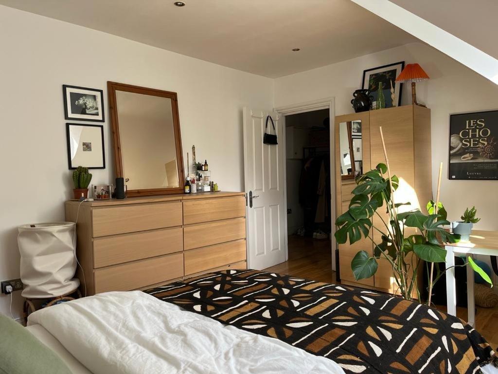 2 Bedroom Top Floor Flat, West Dulwich Free Street Parking Лондон Екстериор снимка