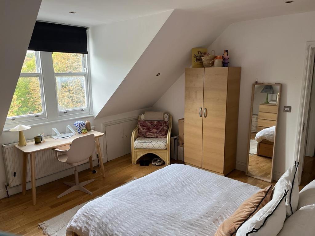 2 Bedroom Top Floor Flat, West Dulwich Free Street Parking Лондон Екстериор снимка