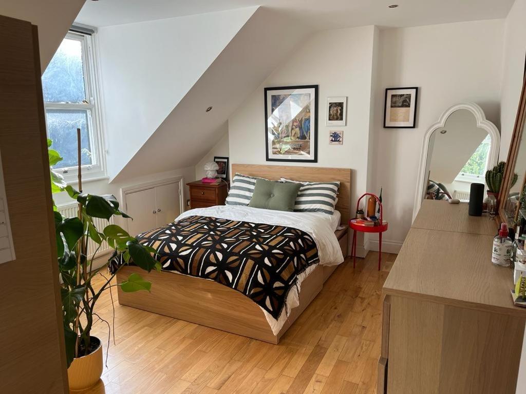 2 Bedroom Top Floor Flat, West Dulwich Free Street Parking Лондон Екстериор снимка